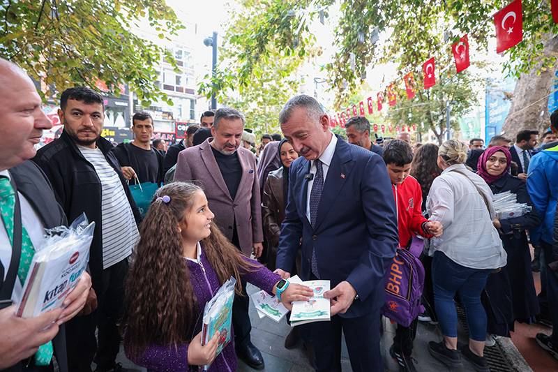 Kocaeli’de gelenek devam ediyor: Kitaplar ağaç dallarında okurlarla buluştu 4